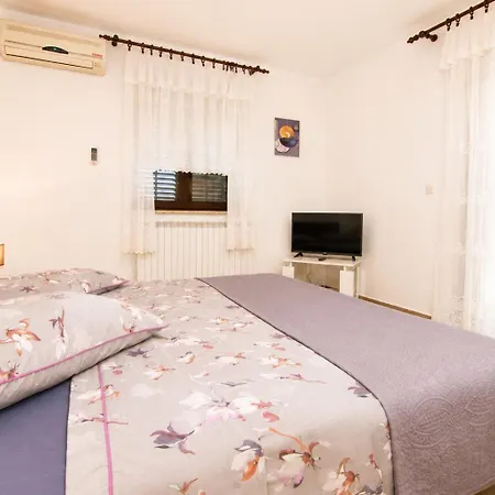 Lavinija Appartement *